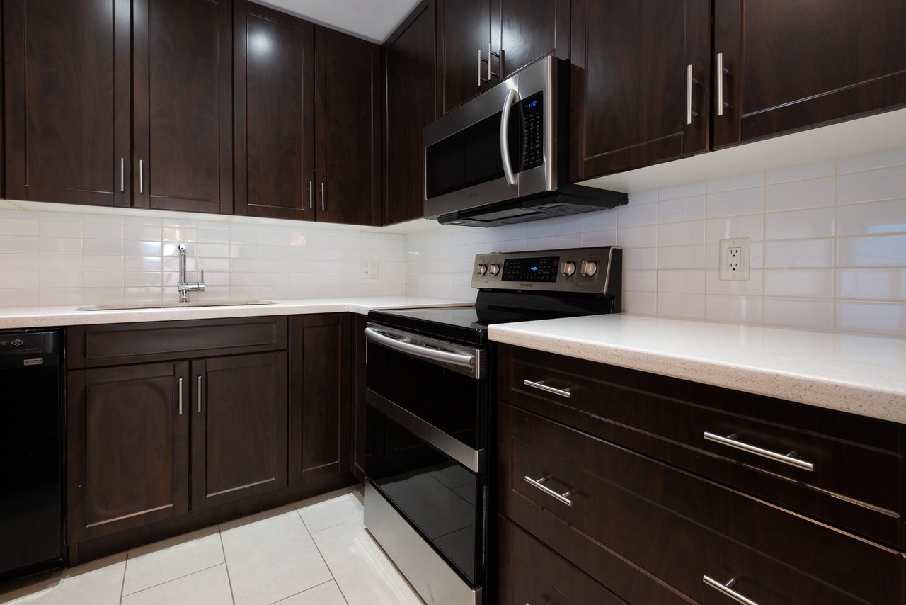 106-1082 W 8th Ave