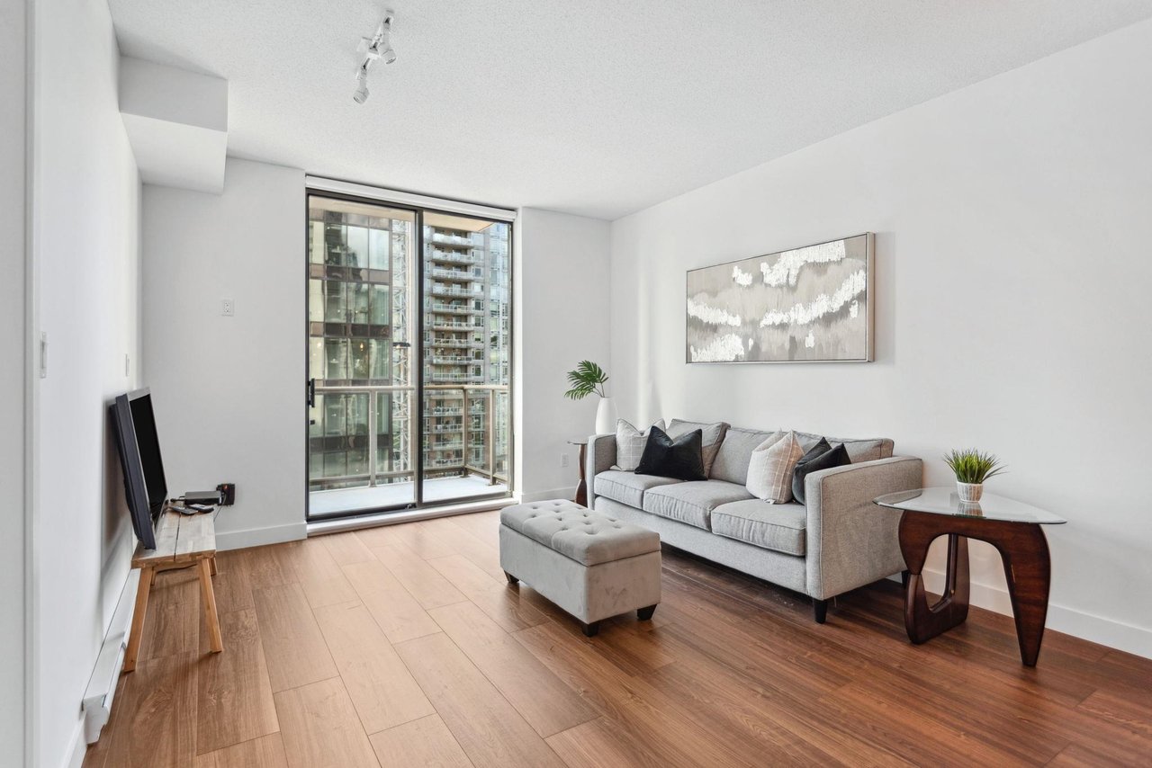 1406-2979 Glen Dr