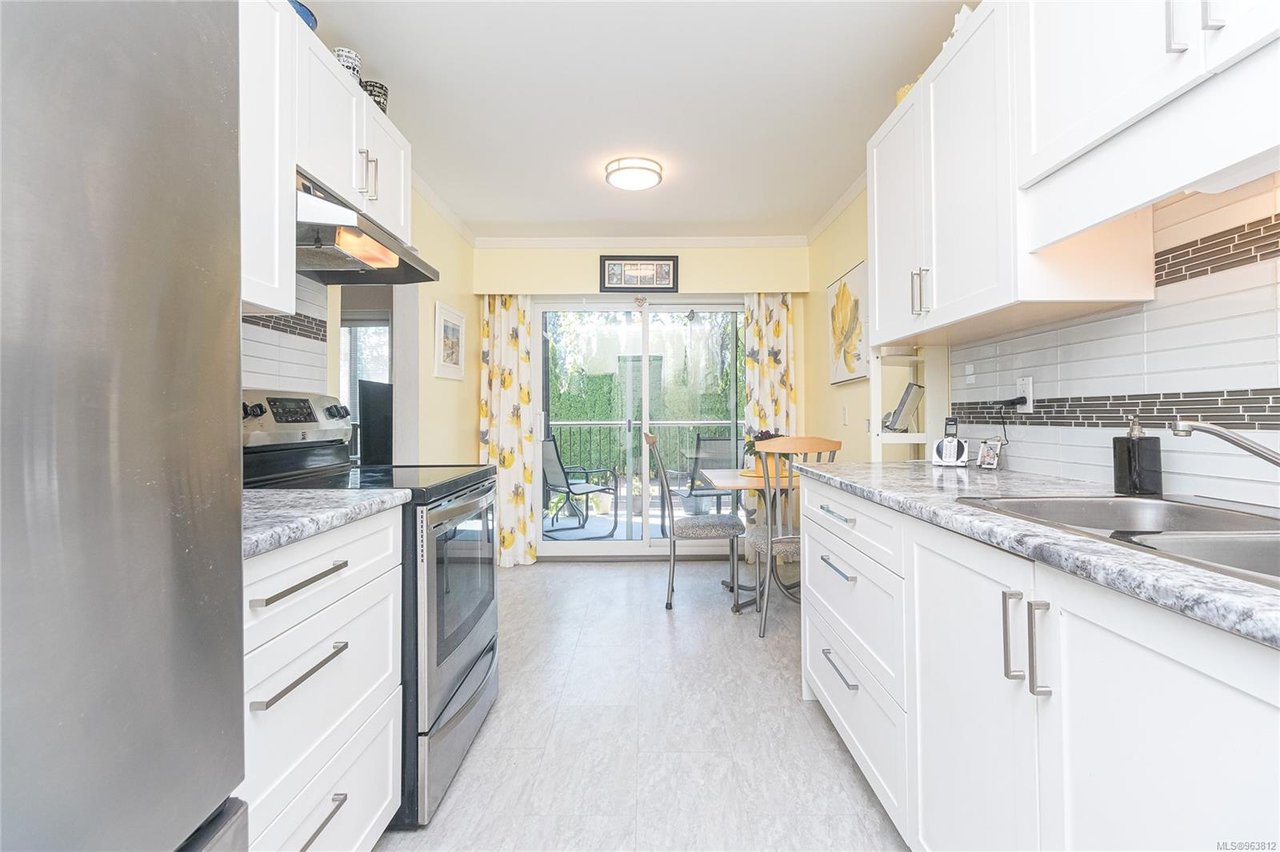 304-1665 Oak Bay Ave