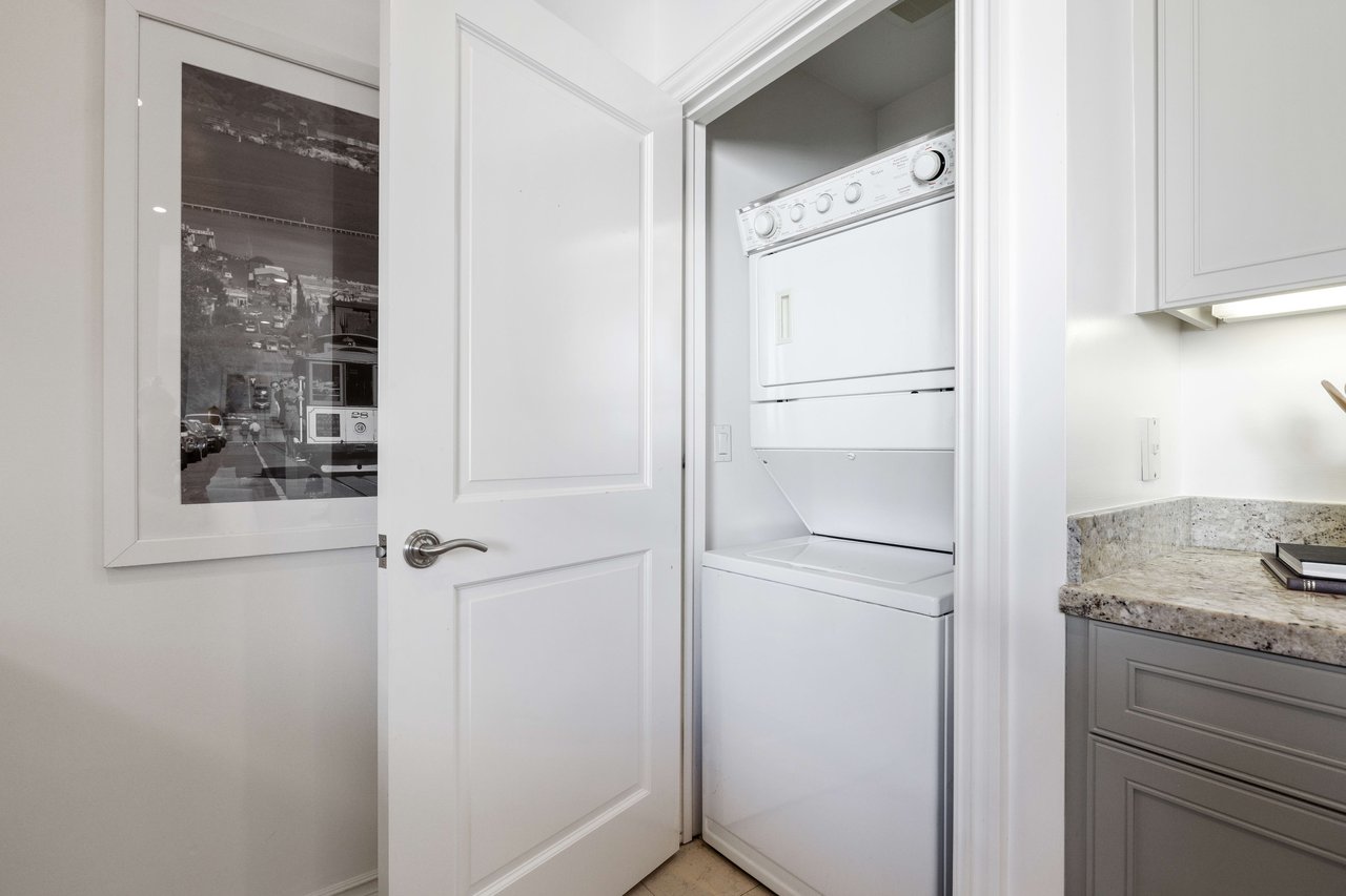 Bright 2 Bedroom Nob Hill Condominium