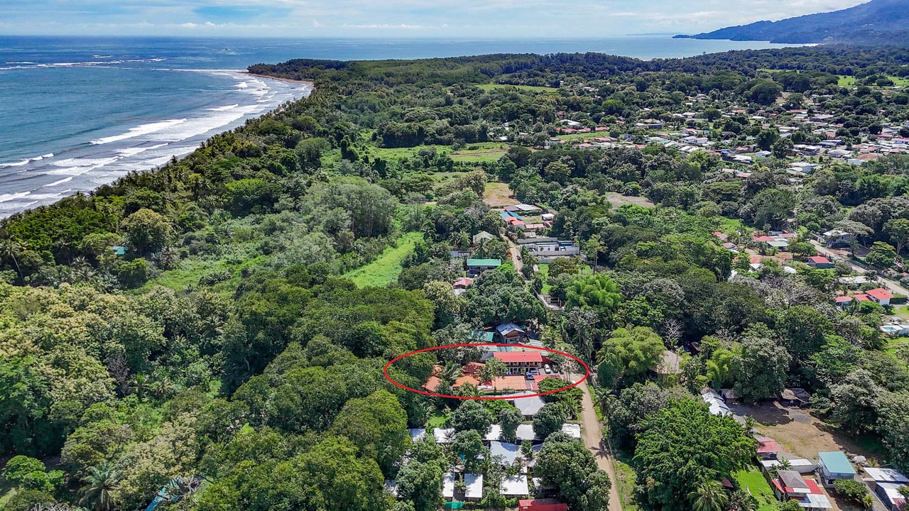 A highly-rated and high-occupancy resort with a hotel, cabins, on-site restaurant and a pool an easy 5-minute walk from PLAYA UVITA and Marino Ballena National Park!