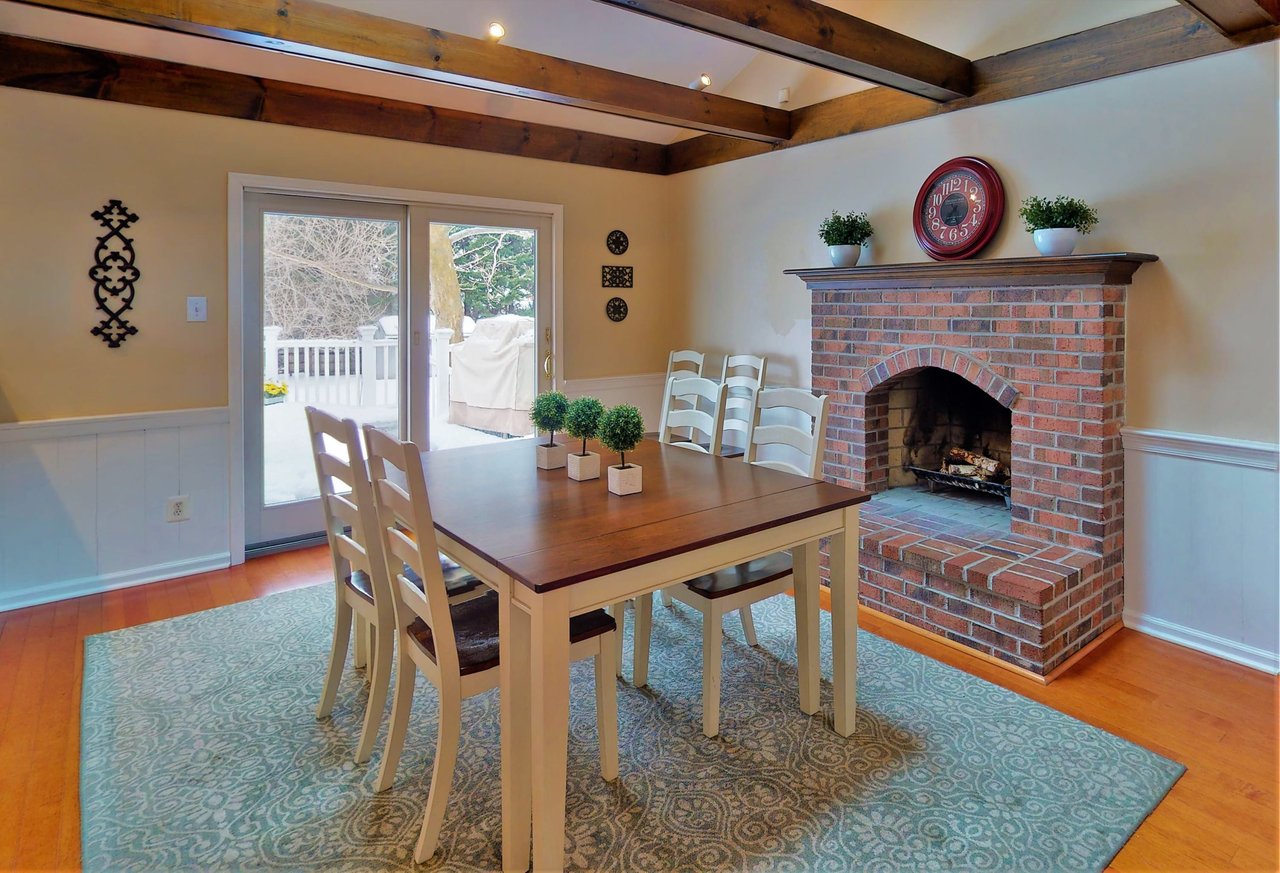 32 LAWRENCIA DR