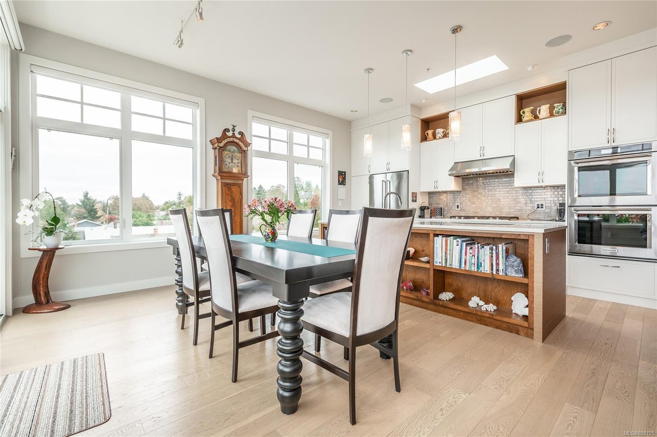 401-1765 Oak Bay Ave