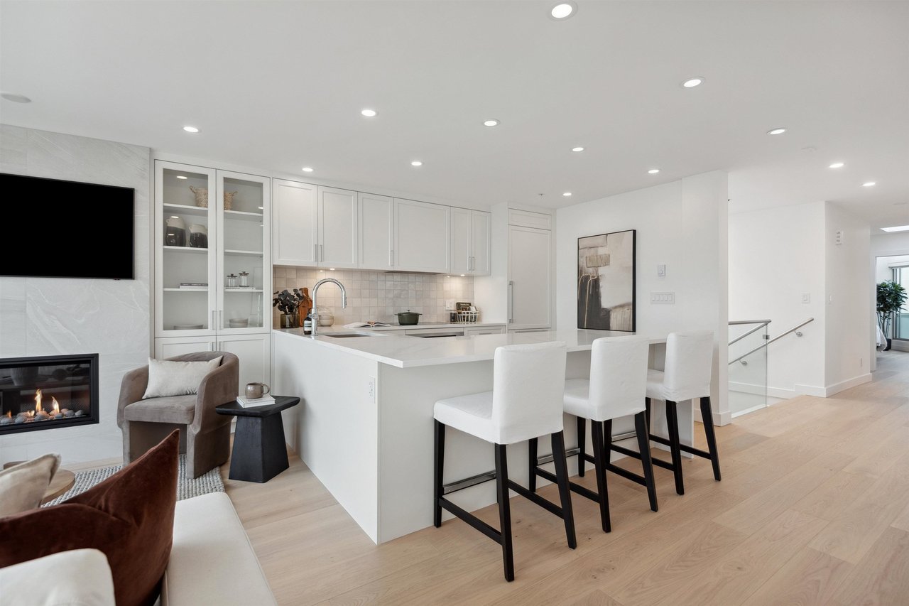 207-2433 Bellevue Ave