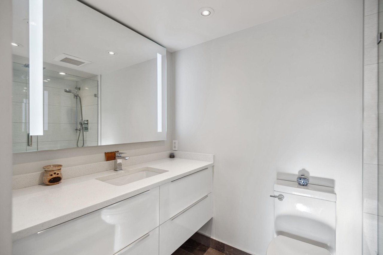 1208-1060 Alberni St