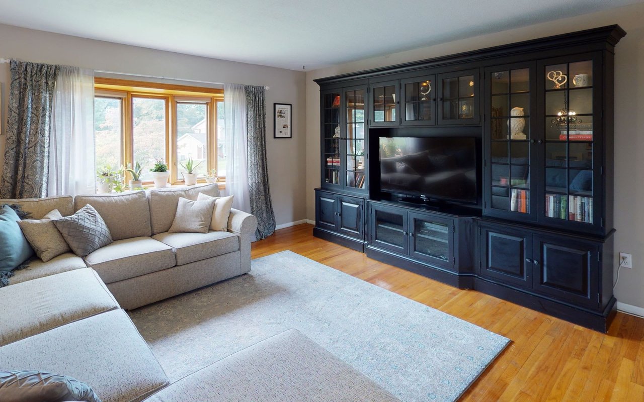 8 LANGMOORE DR