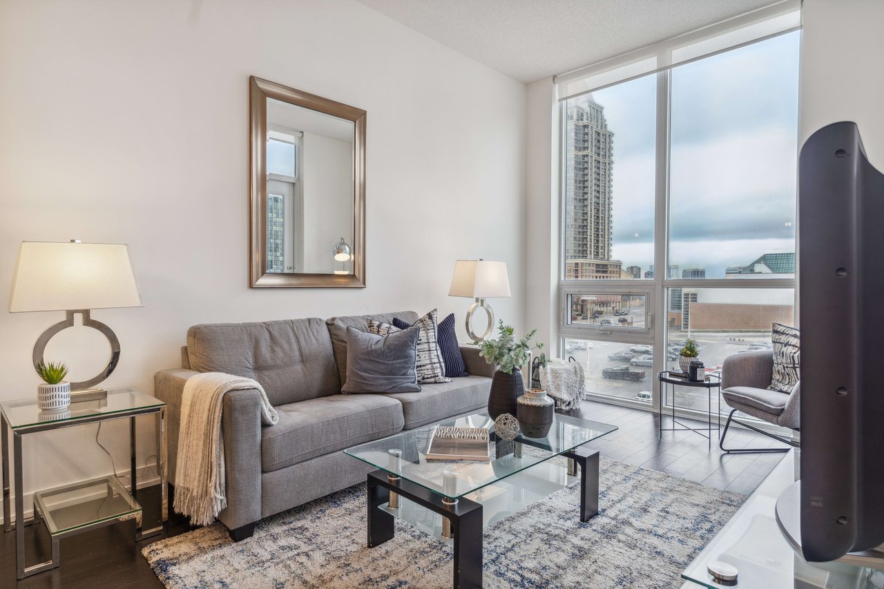 Bright & Spacious Condo In The Heart Of Downtown Mississauga