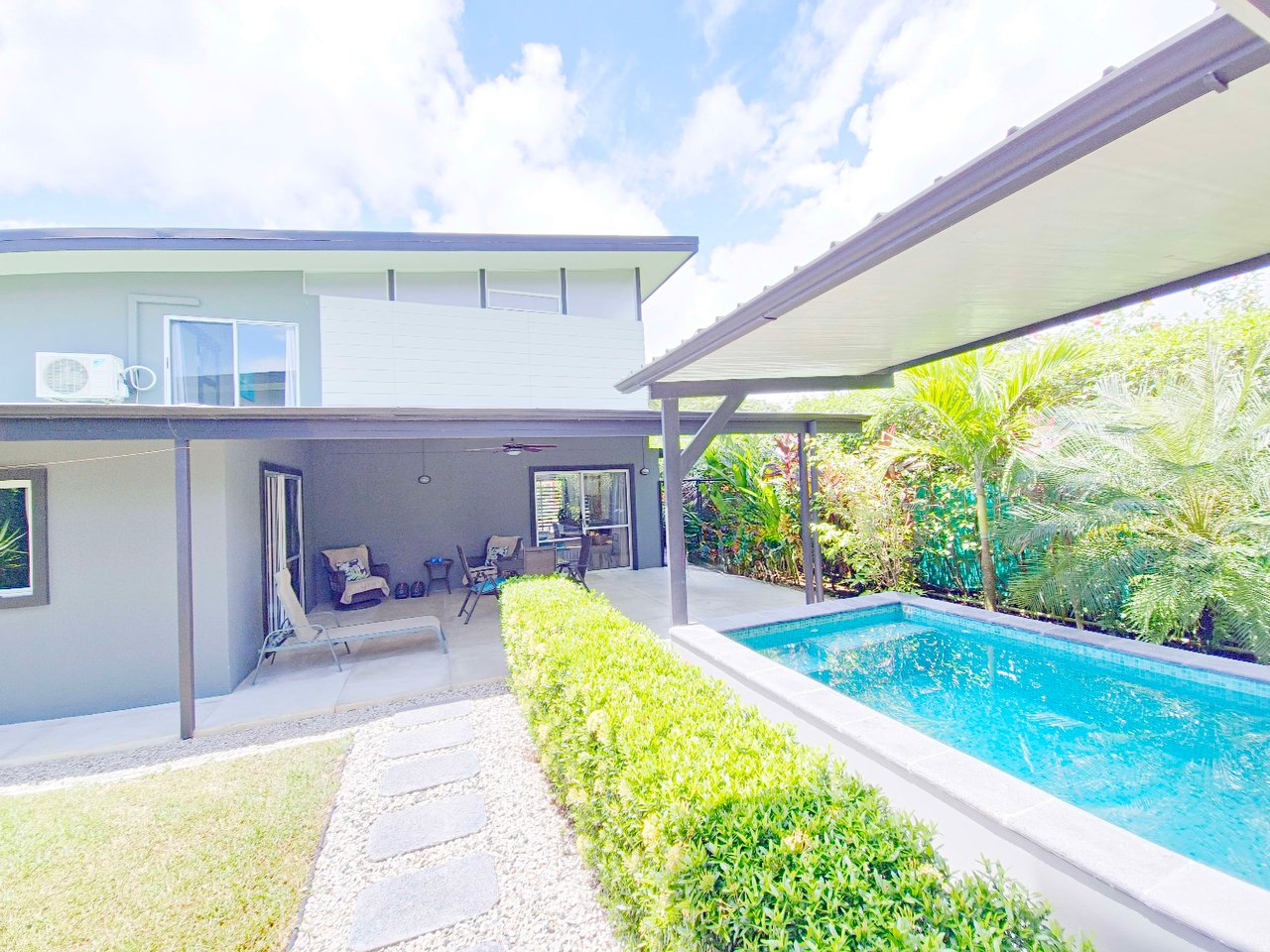 Contemporary Home with Guest House, walking distance to the beach