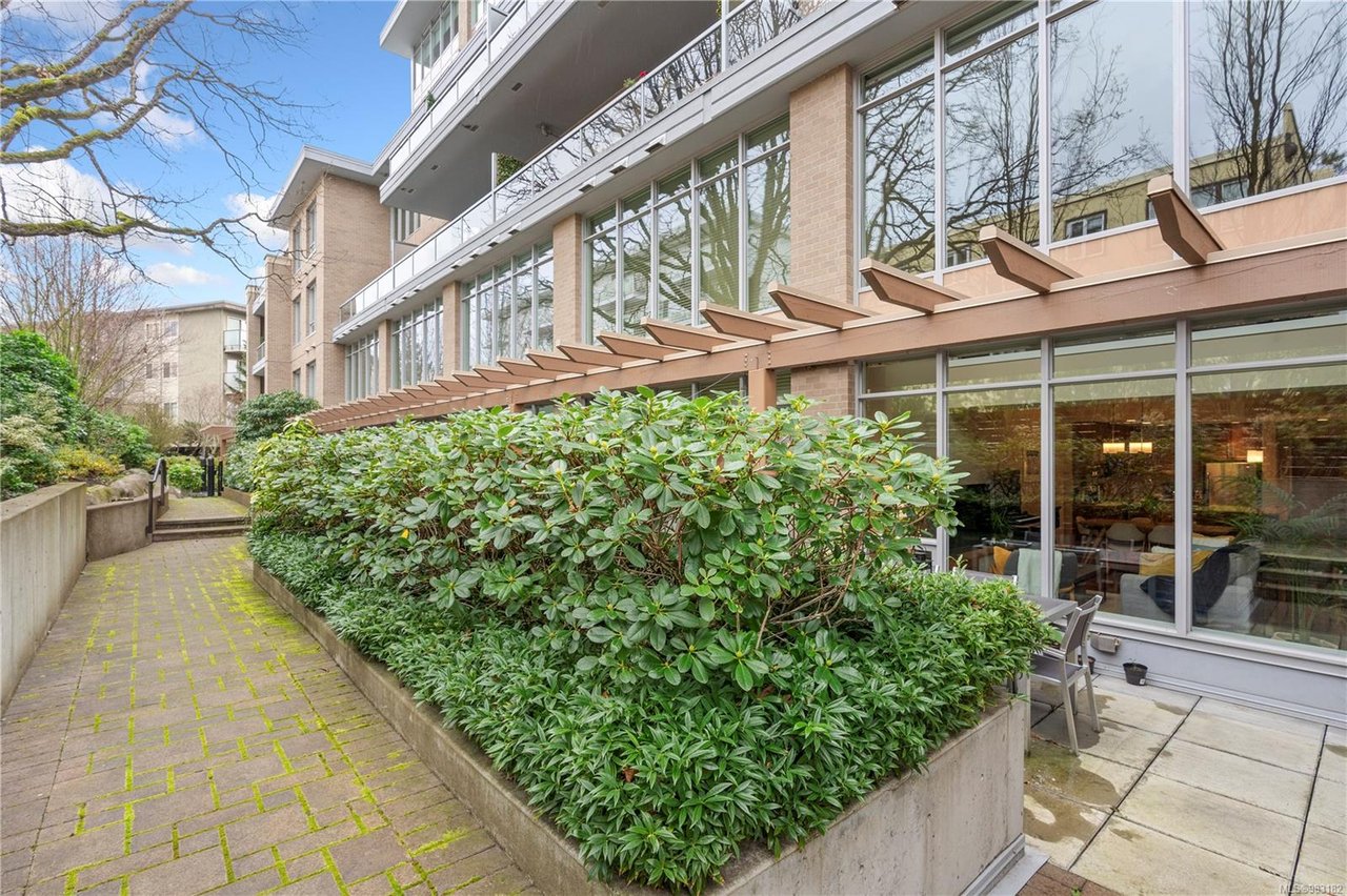302-828 Rupert Terr, Victoria