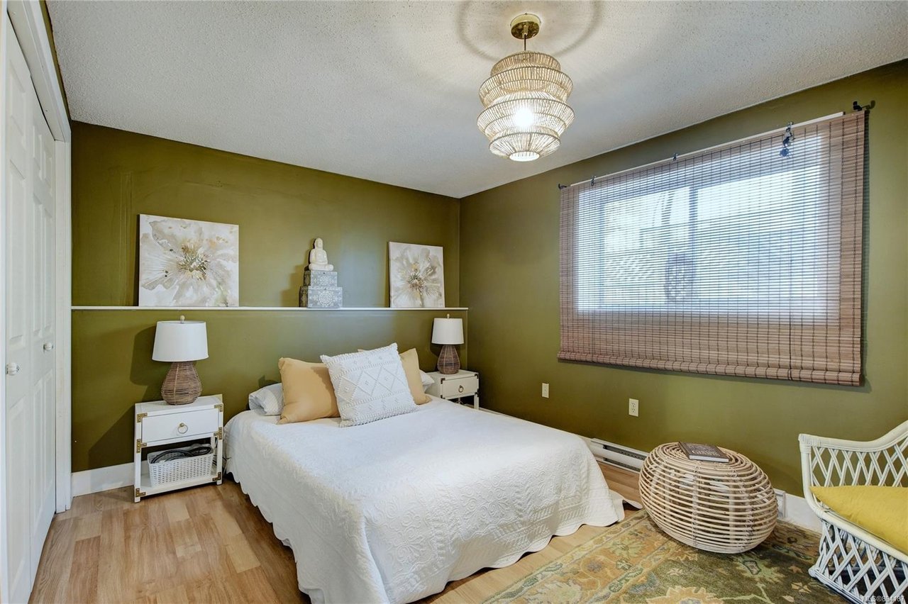 585 Baxter Ave