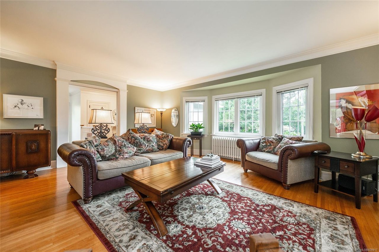 746 Falkland Rd