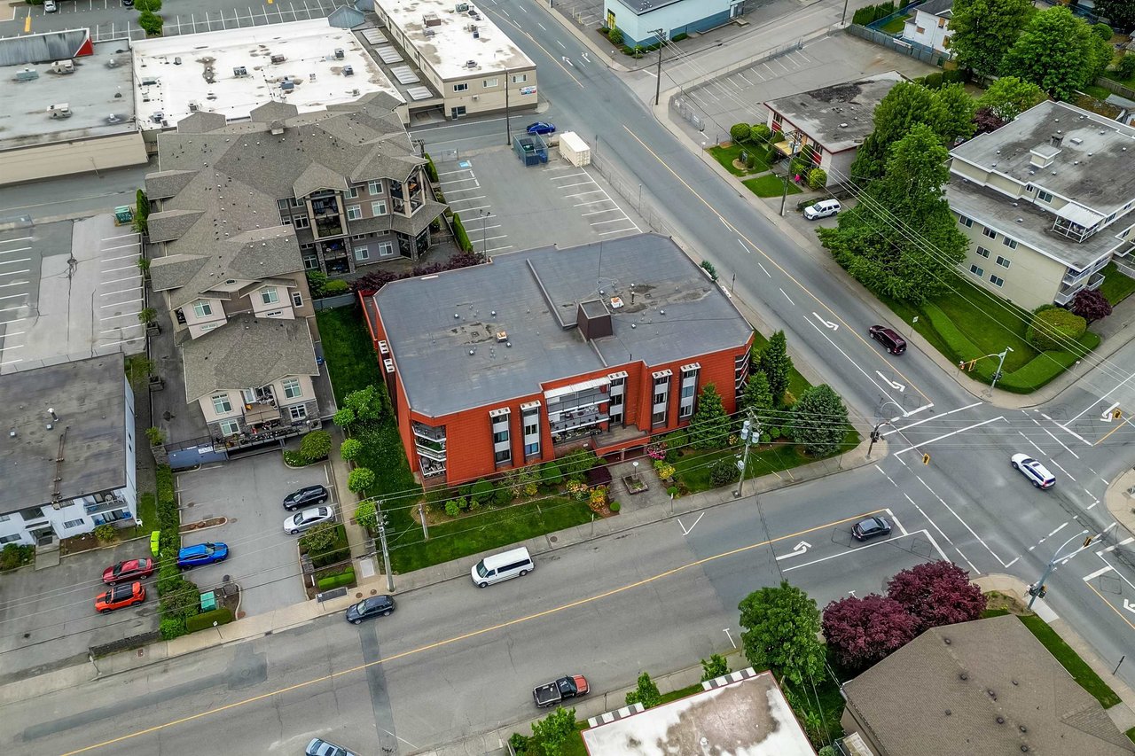 307-9080 Mary St