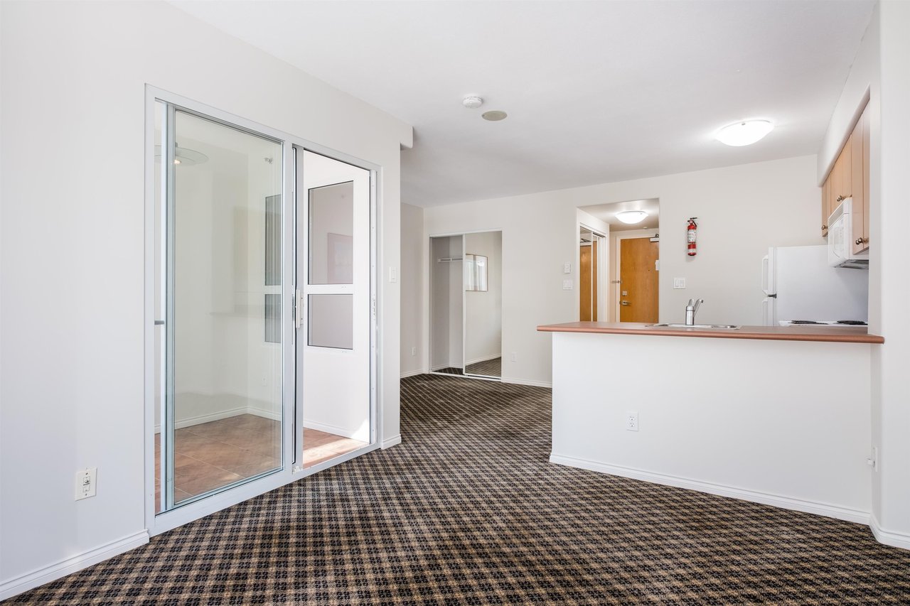 208-910 Beach Avenue, Vancouver