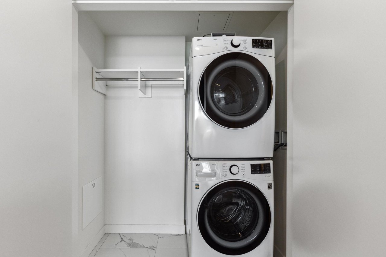 2105-200 Klahanie Ct