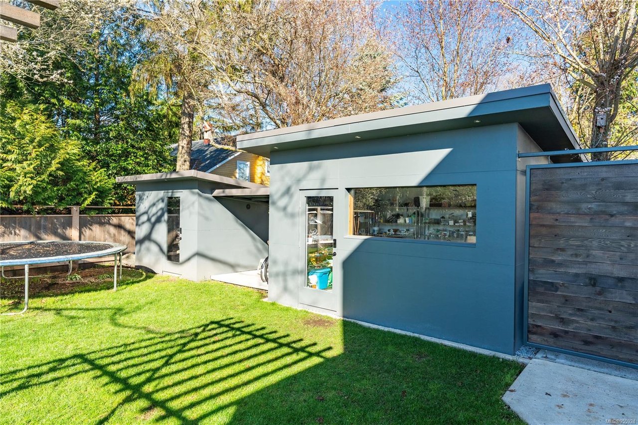 986 Cowichan St