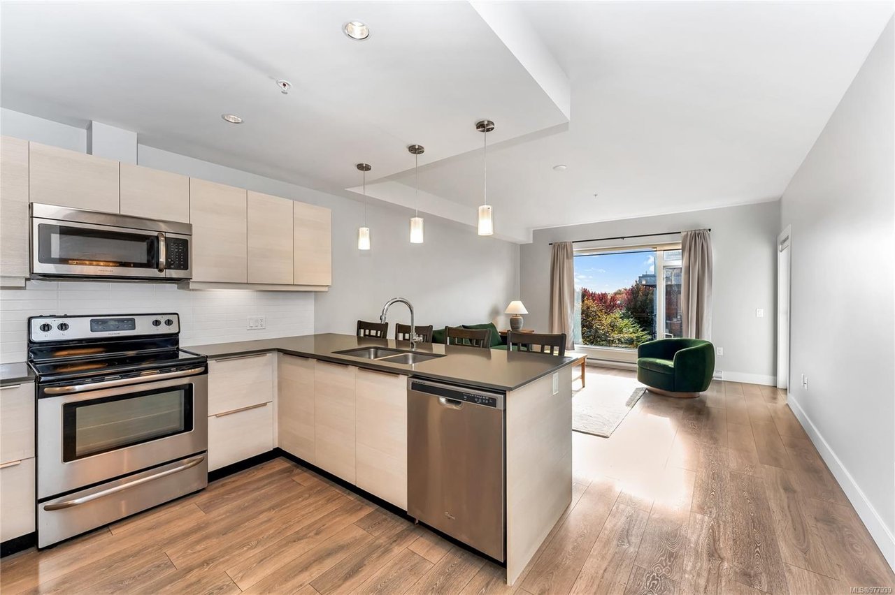 302-3815 Rowland Ave