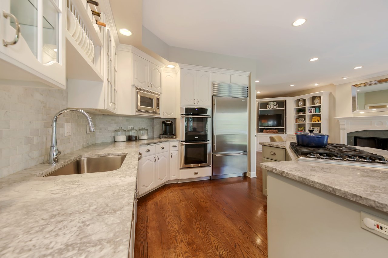 Accented with an array of modern finishes and features a sophisticated urban vibe.