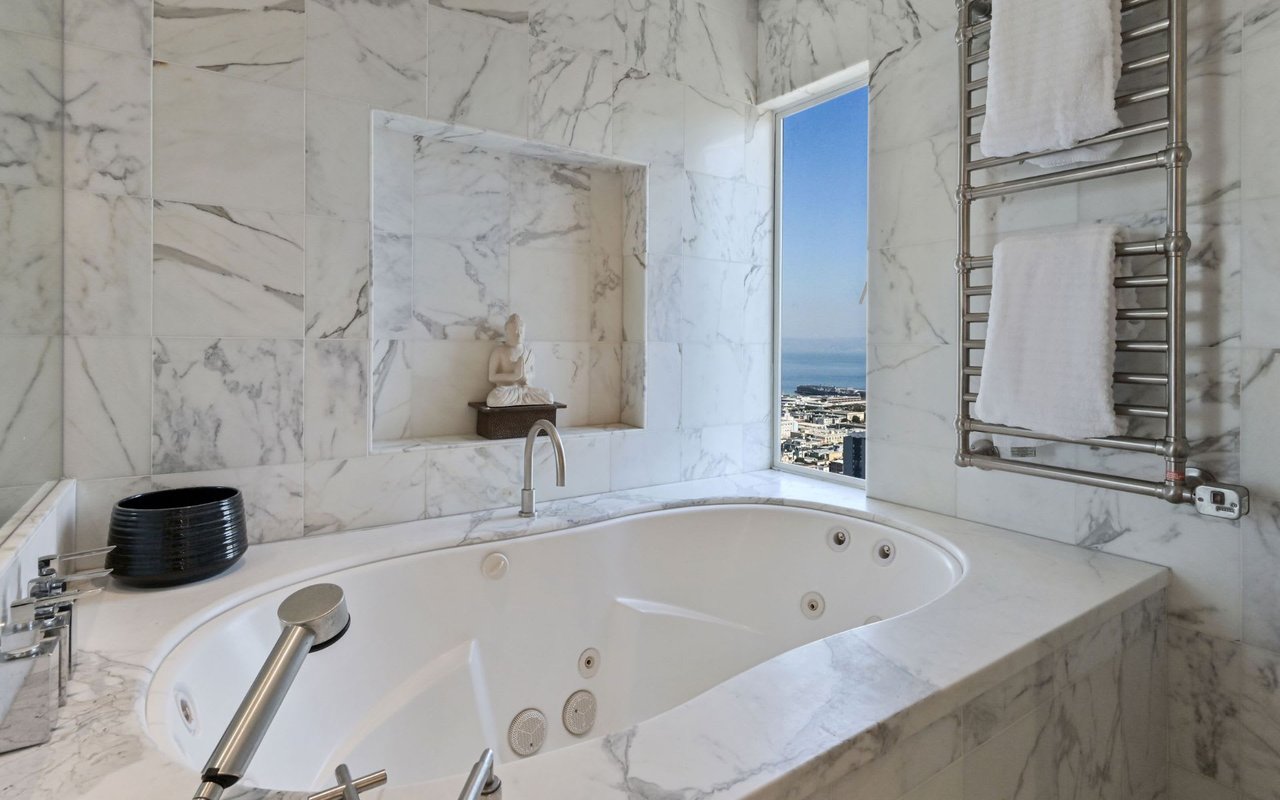  Prestigious Half Floor Apartment on Russian Hill