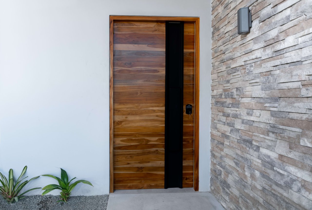 Modern/Contemporary Home’s, 3 Bed 2.5 Bath