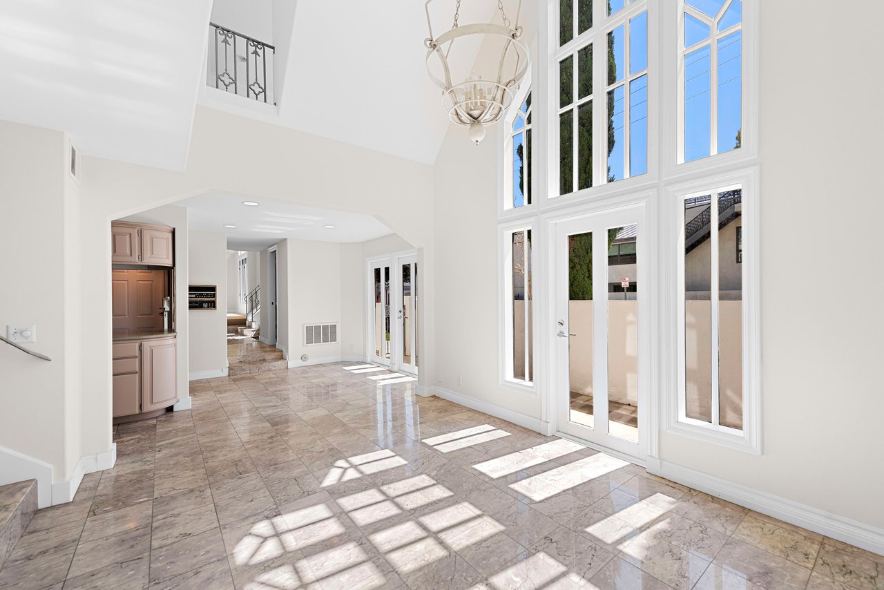 301 Narcissus Avenue