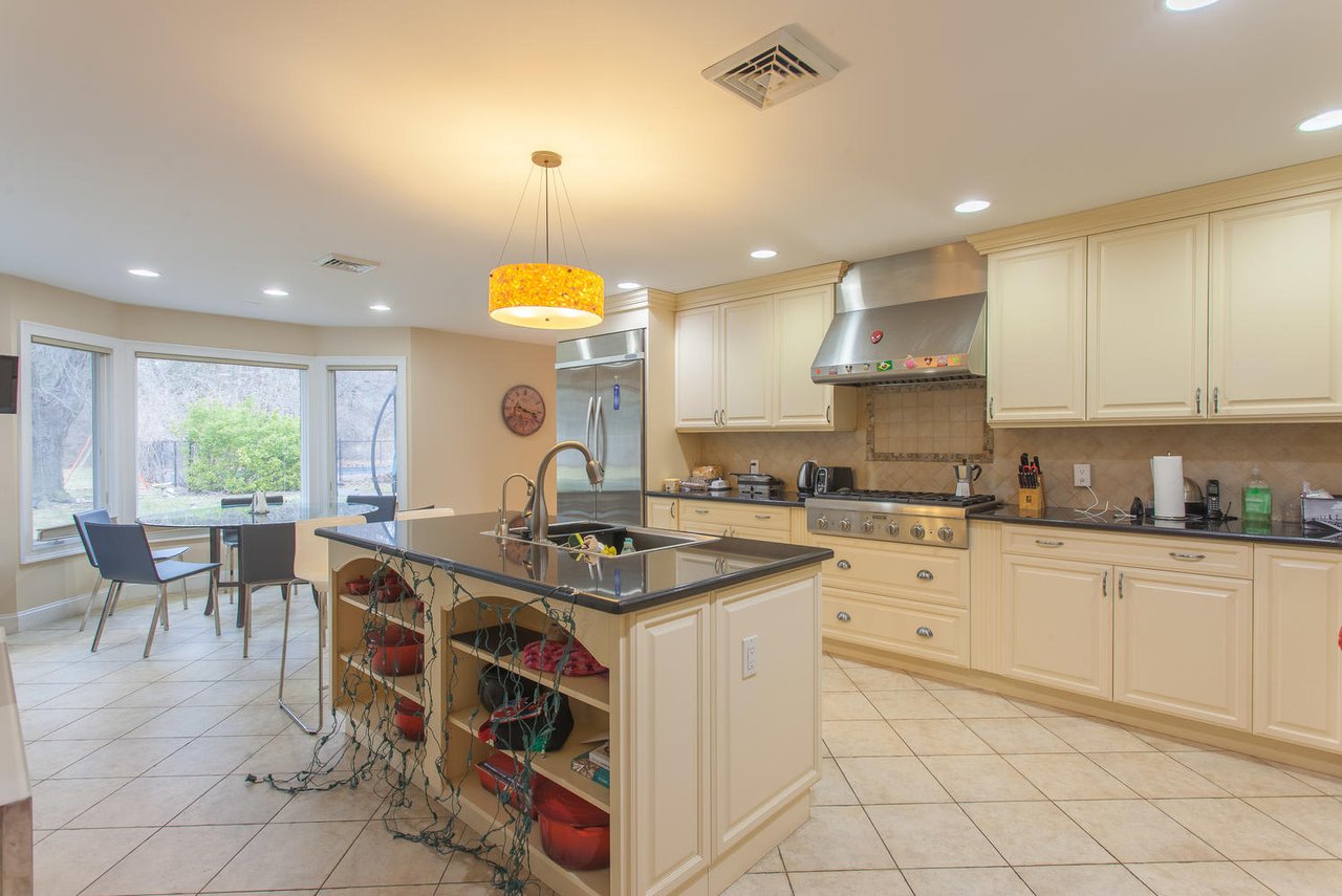 195 Cold Spring Rd, Syosset