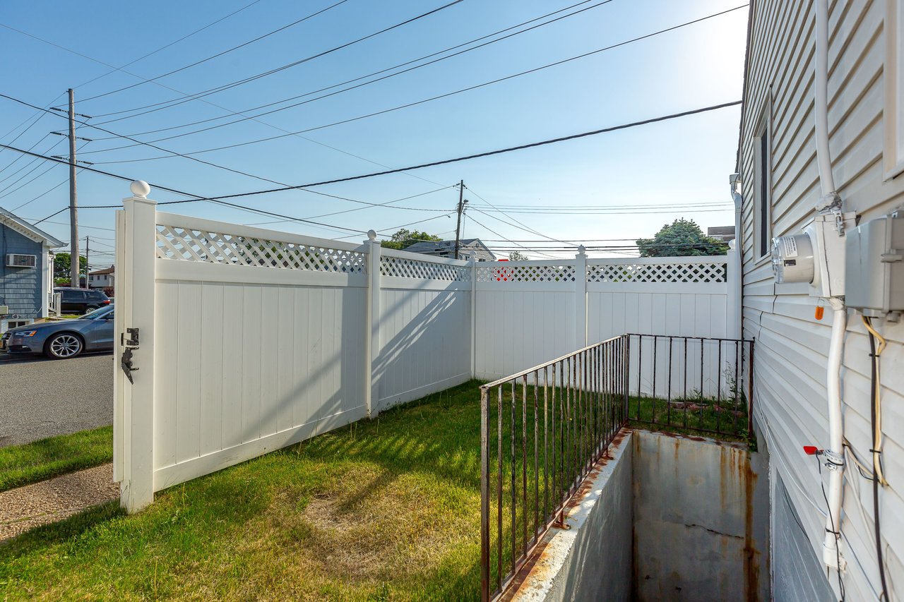 30 Gardner Ave, Hicksville