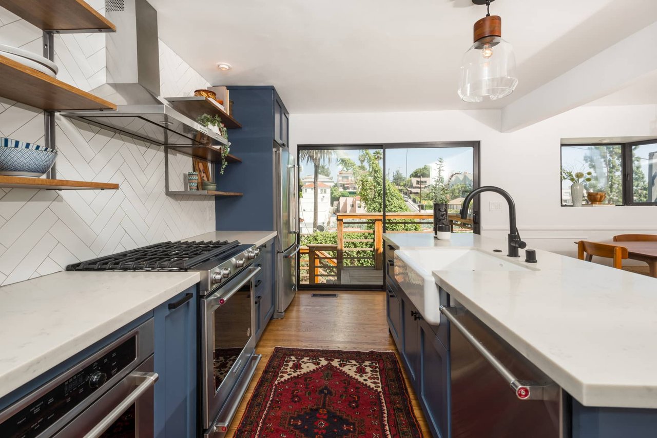 Silver Lake Hide-Away with Views and Guest Suite!