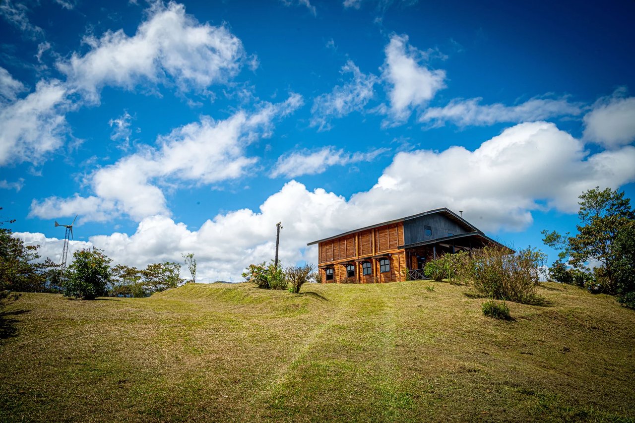 Sustainable Mountain Cabin, Cartago
