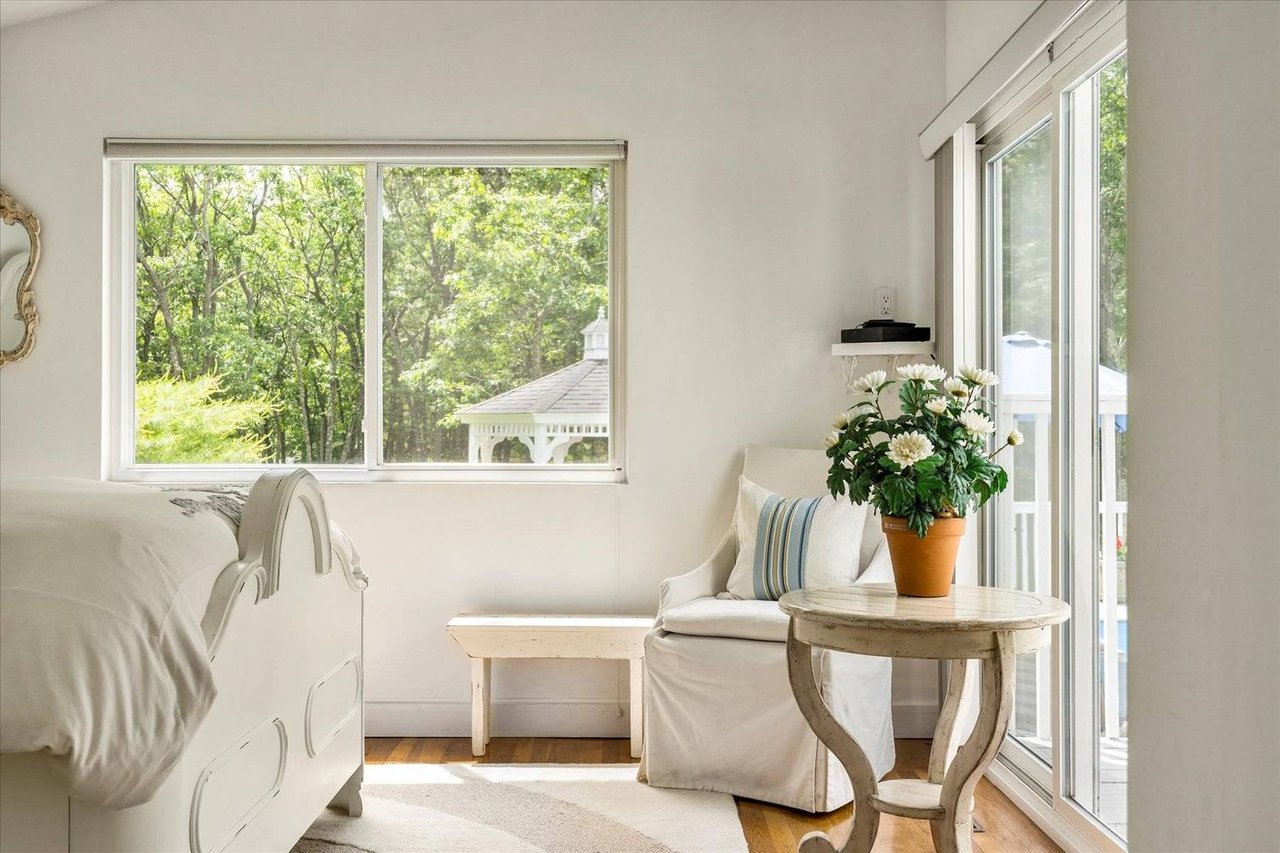 LIGHT AND BRIGHT, COMFY AND CLEAN. EAST HAMPTON SUMMER RENTAL