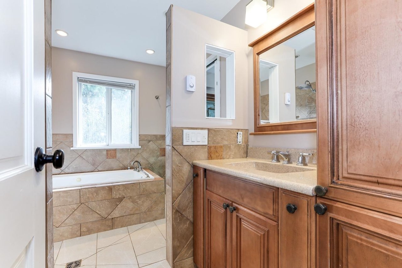 2552 Jura Cres