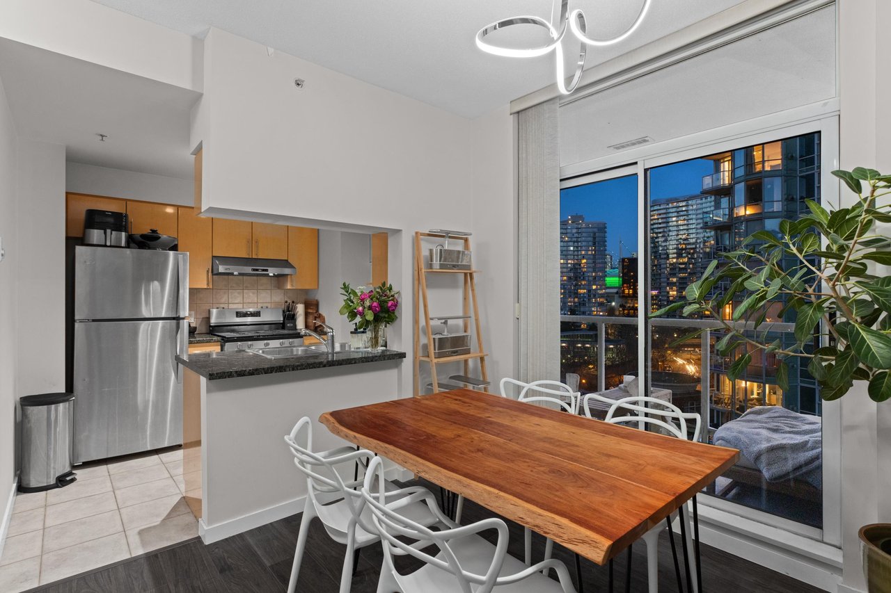 1003-1099 Marinaside Cres