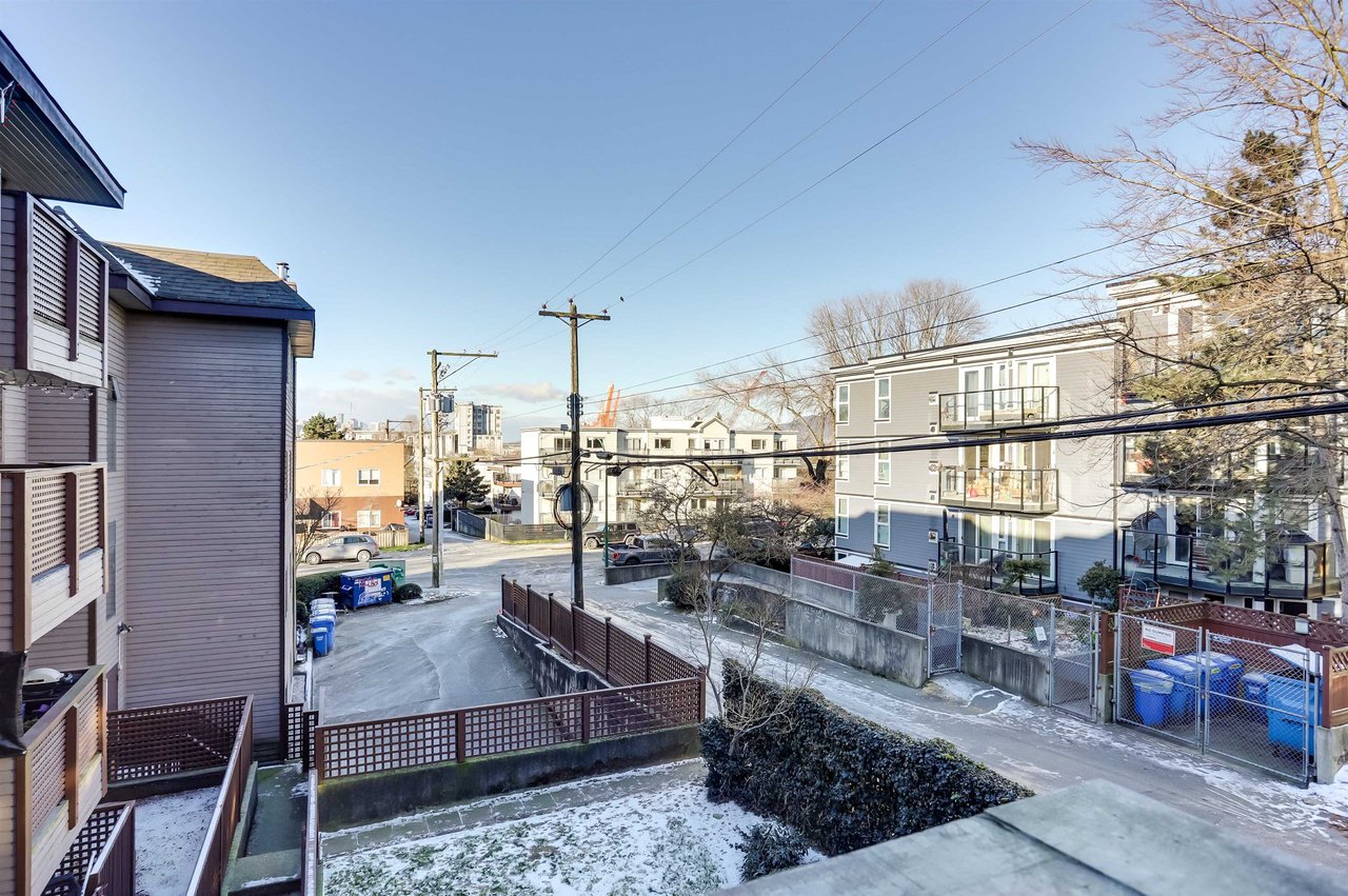 303-2215 Dundas St