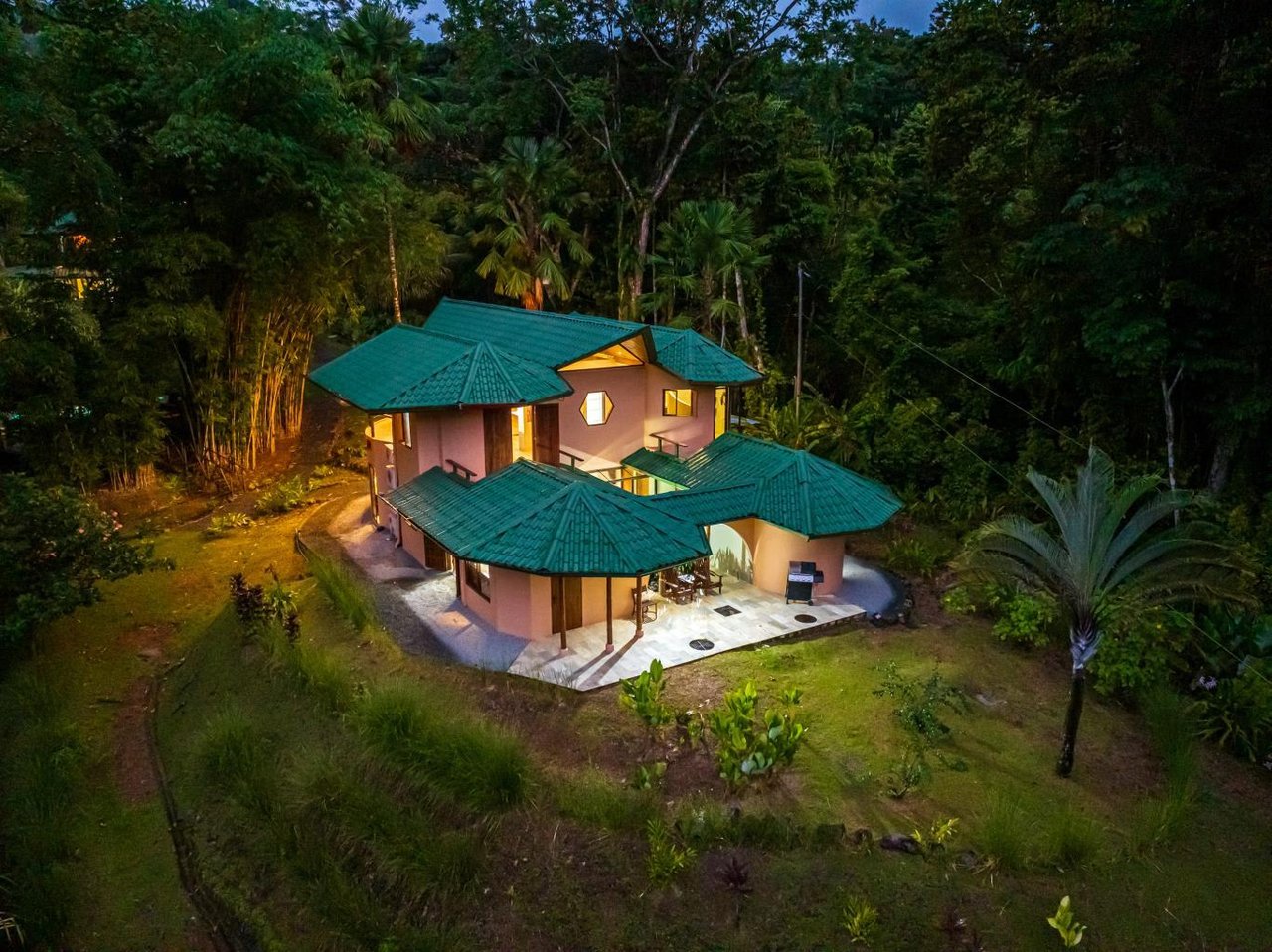 Uvita, Jungle Retreat Center on the Uvita River. Private and 17 Acres