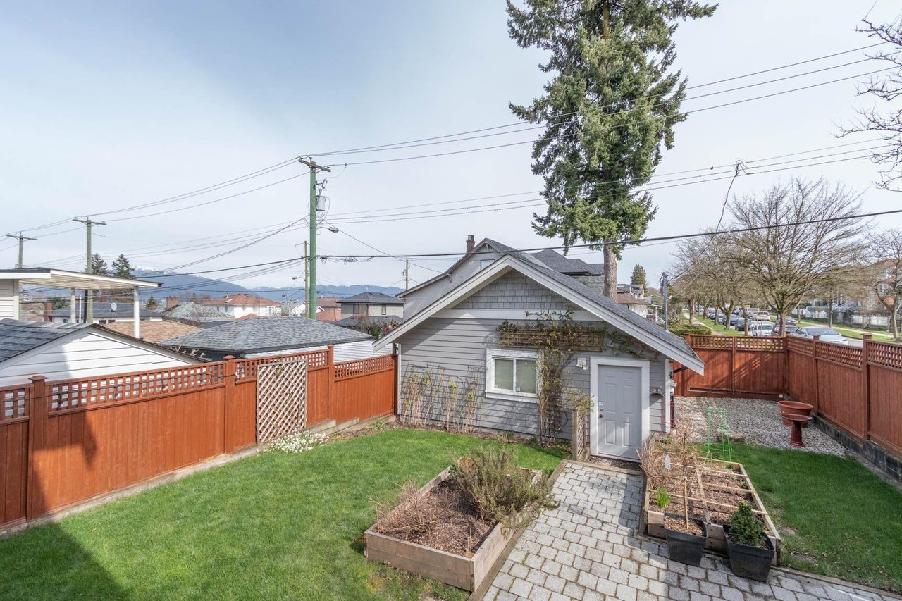 3896 Slocan St