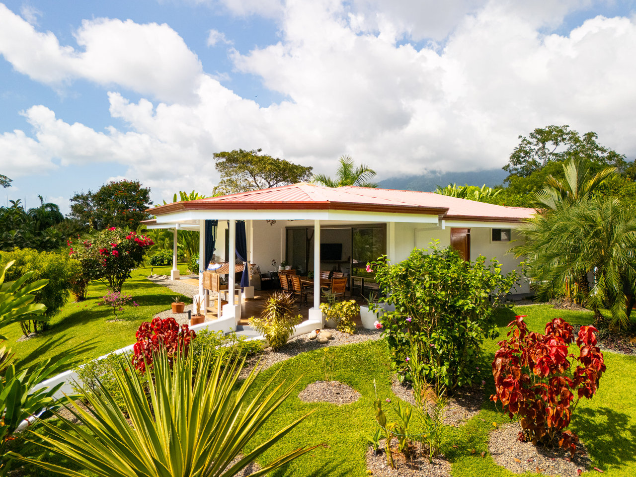 Beautiful 4 Bed Home with 2 Bed Villa, Private,  Easy Access