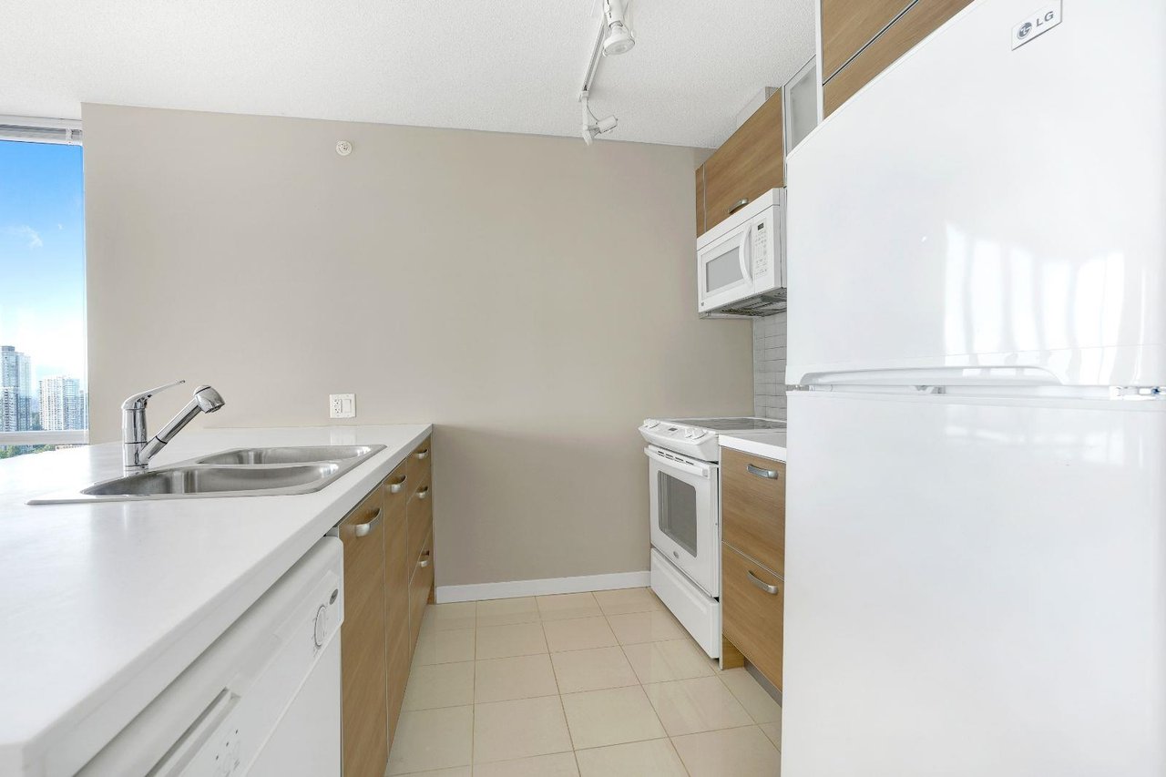 2704-13688 100 Avenue, Surrey