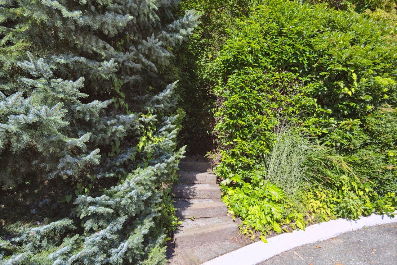 2922 Mt Seymour Pkwy