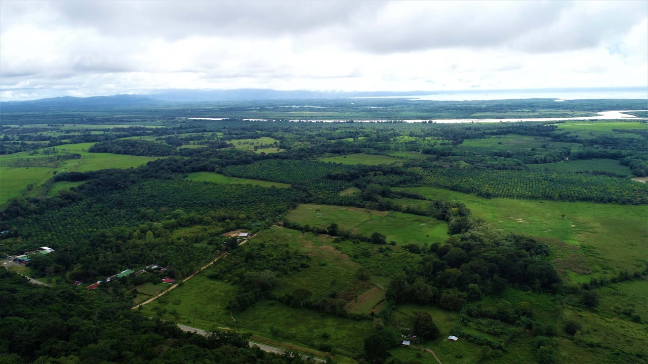 9 acres property with 360 panoramic views and 80m highway frontage