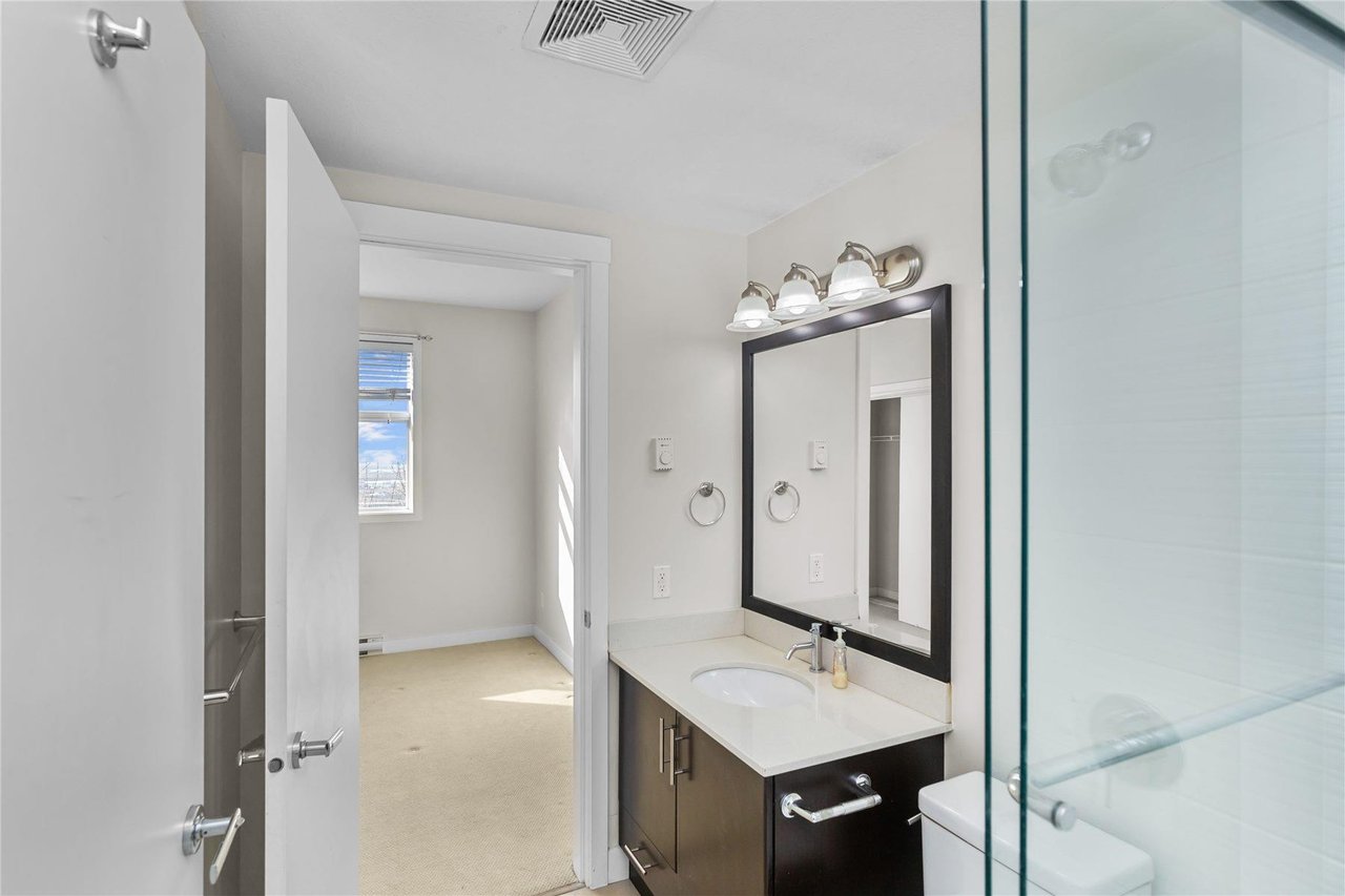 305-7777 Royal Oak Ave