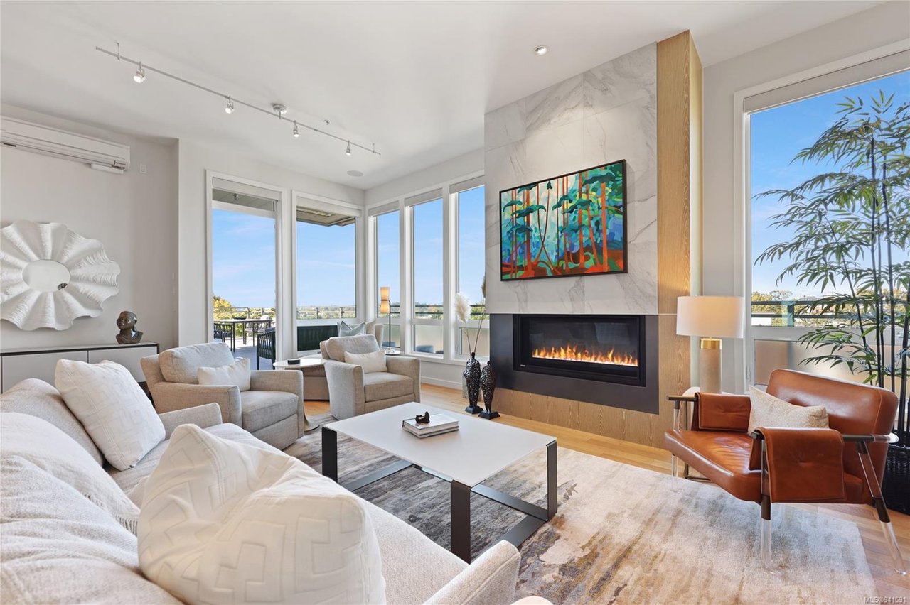 403-1018 Pentrelew Pl