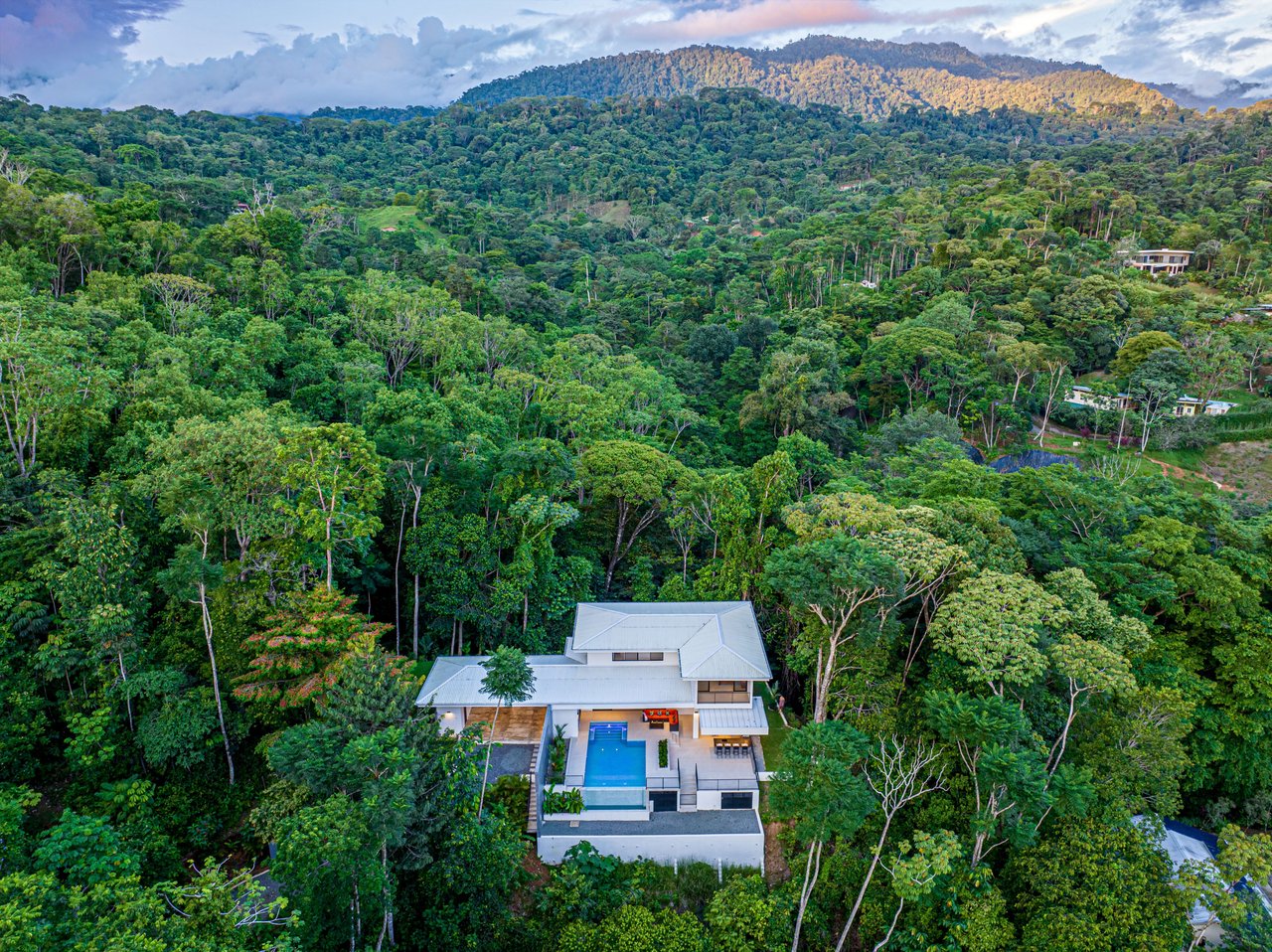 OUTSTANDING UVITA GEM, HIDDEN IN THE CANOPY WITH OCEAN AND MOUNTAIN VIEWS