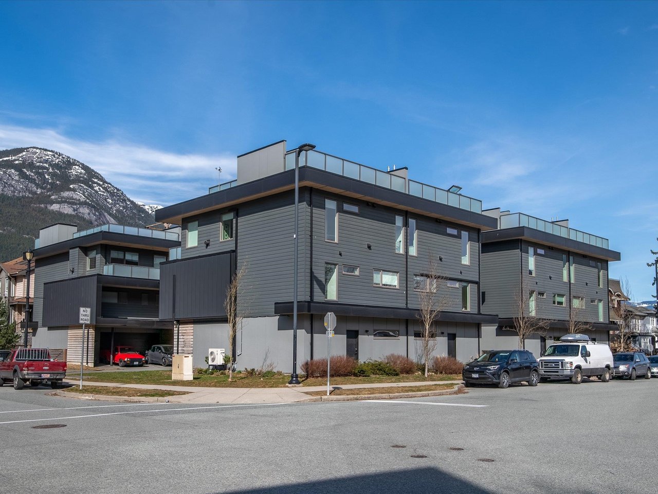 1287 Main St