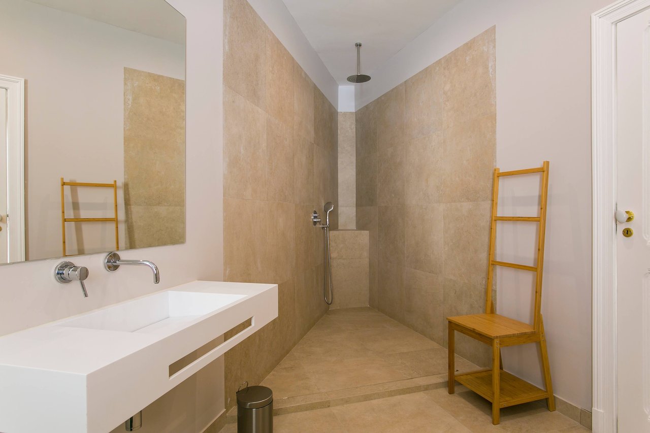Luxury T3 Apartment in Lapa with Stunning Views of the Tagus River 