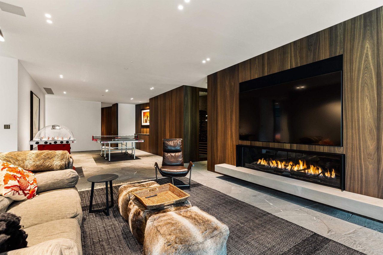 3296 Archibald Wy
