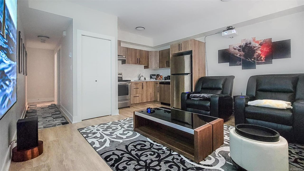 2470 Azurite Cres