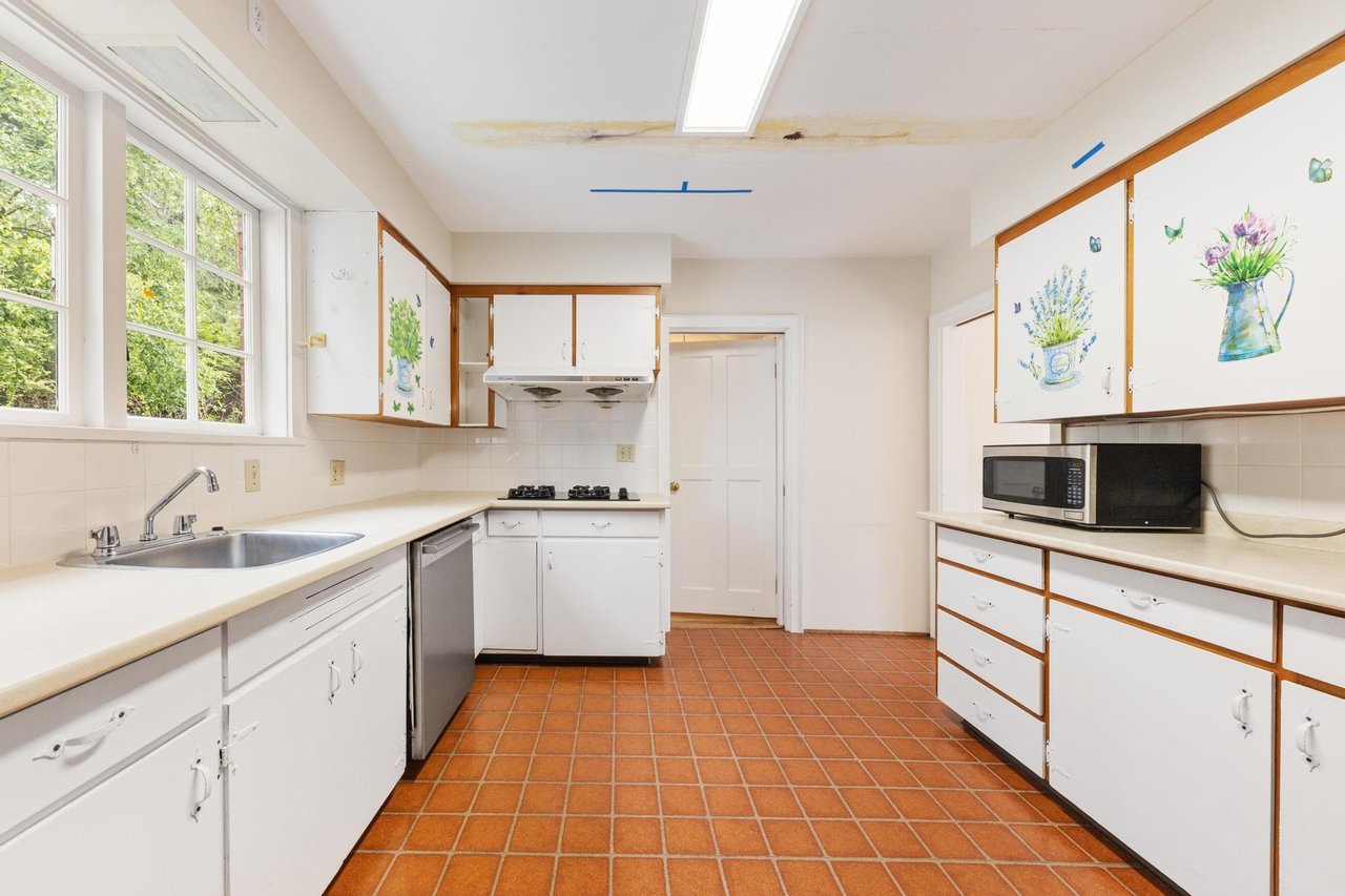 2050 Westdean Cres Cres