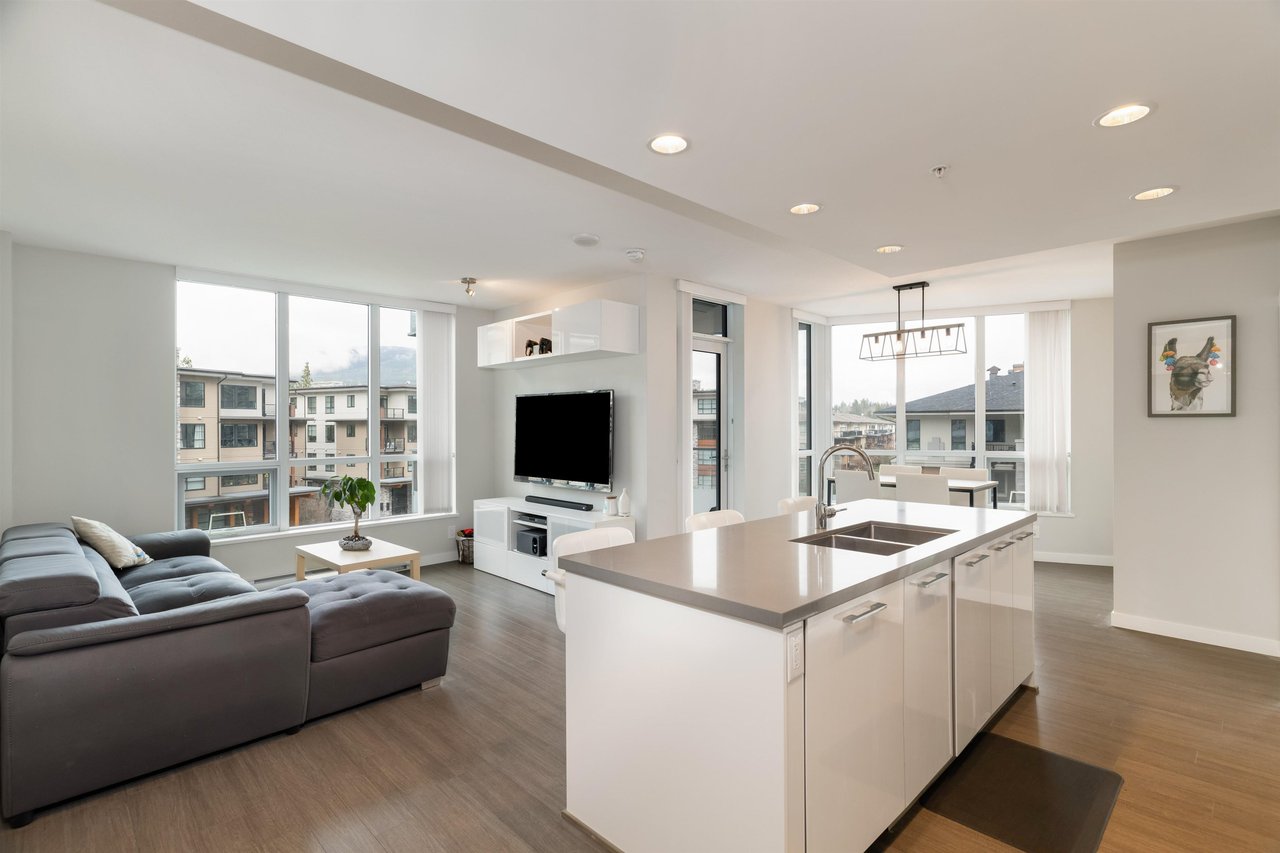 501-3093 Windsor Gate