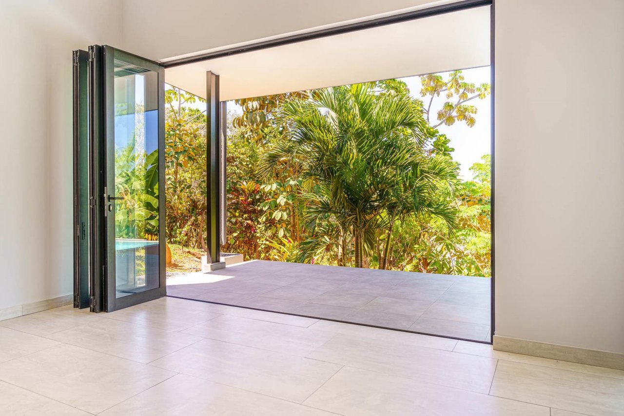 Contemporary New Build Ready for Move-in!
