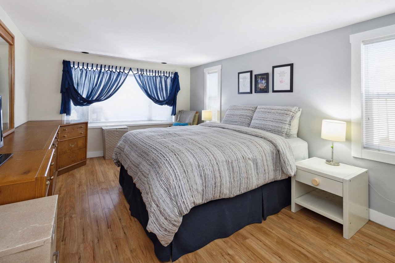 1384 Fernwood Cres