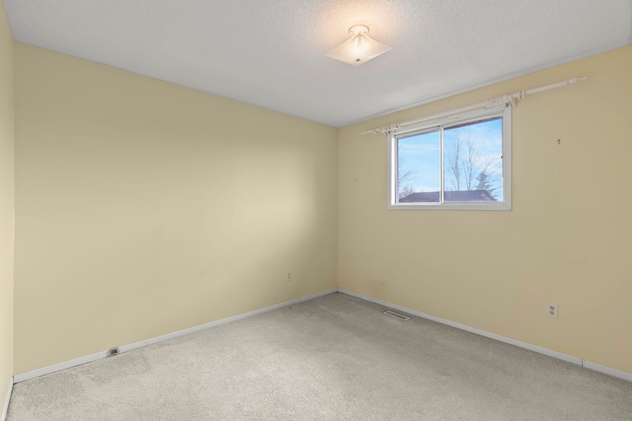 112 Graystone Cres